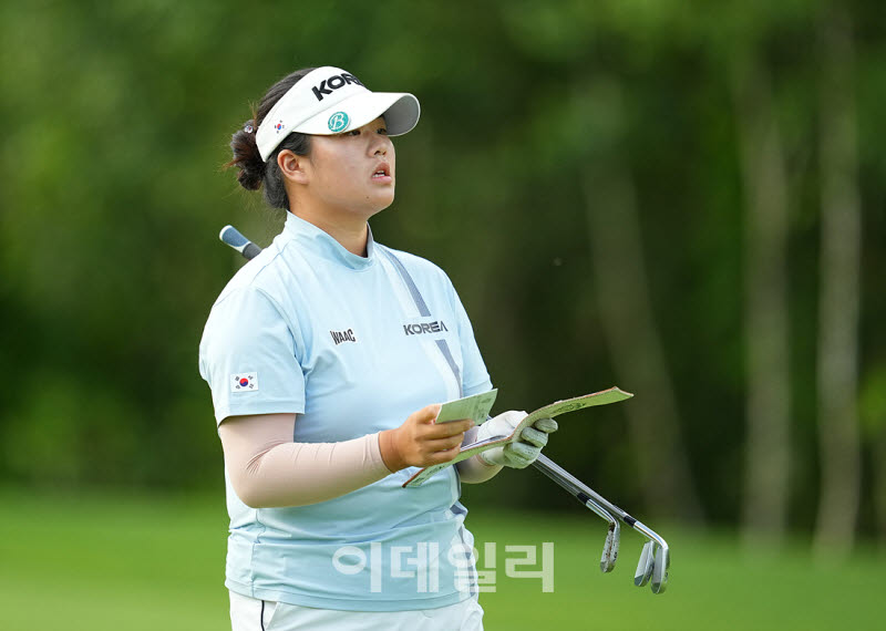 [포토]김규빈,야디지북 확인하기