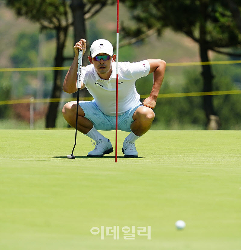 [포토] 김비오, 반대편에서 살피는 그린