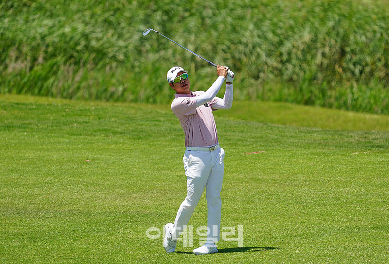 [포토] 타구 바라보는 김민수