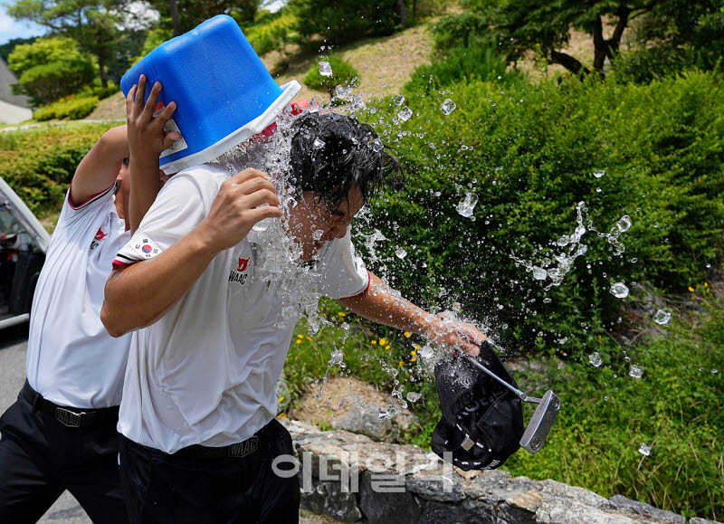 [포토]김민수,쏟아지는 축하 냉폭포수