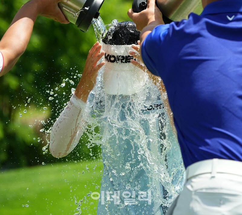[포토]양윤서,시원하게 쏟아지는 축하 물세례
