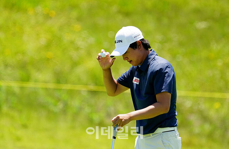 [포토] 왕정훈, 홀아웃하며 갤러리에 인사