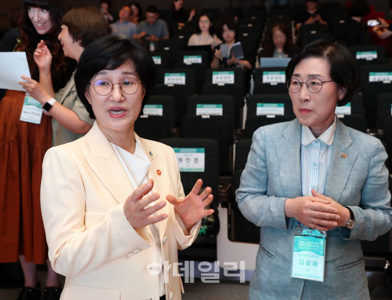 [포토] '성평등 참여 확대를 위한 심포지엄' 참석한 원민경 장관