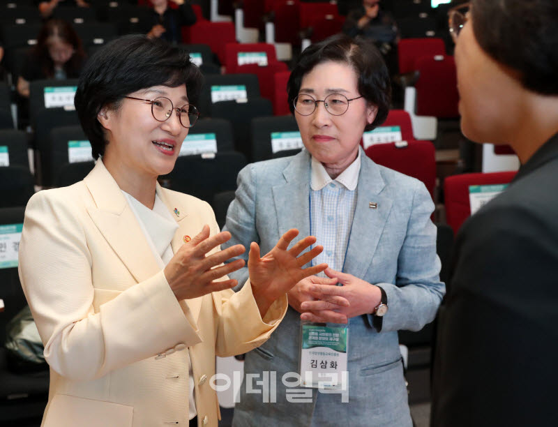 [포토] '성평등 참여 확대' 대화하는 원민경 성평등가족부 장관