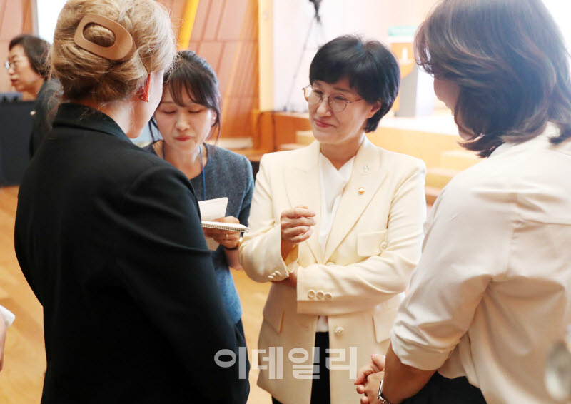 [포토] 성평등 심포지엄 대화하는 원민경 장관