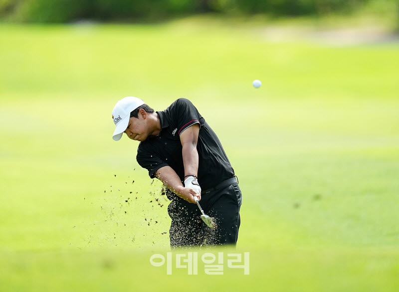 [포토]최형욱,후반 첫 홀 버디를 위하여
