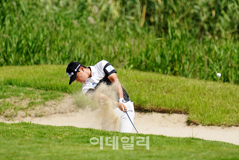 [포토] 조우영, 페어웨이 벙커 탈출