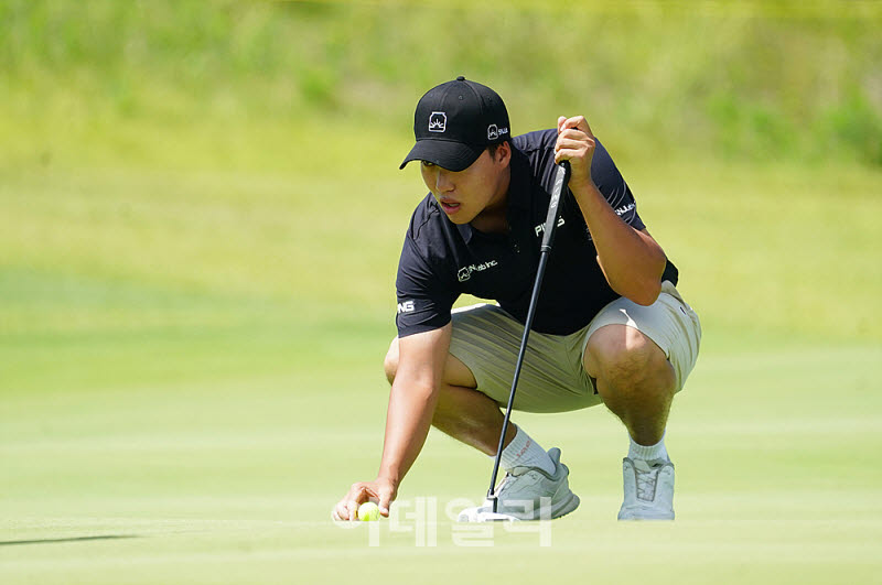 [포토] 이승찬, 신중하게 읽는 라인