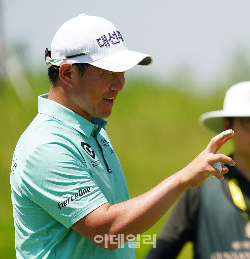 [포토] 강경남, 요만큼이 모자랐어