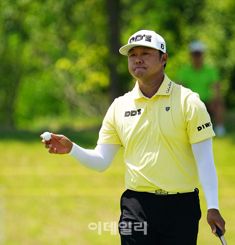 [포토] 정선일, 갤러리에 인사하며 홀아웃