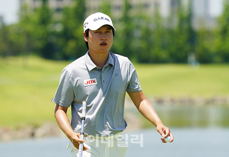 [포토] 홀아웃하는 왕정훈