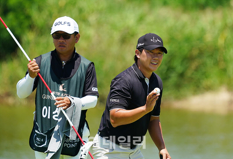 [포토] 이상희, 버디 잡고 갤러리에 인사