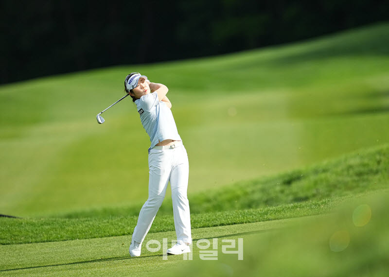 [포토]이소영,첫 버디위해 핀에 붙어라