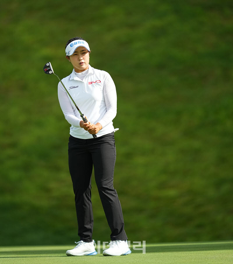 [포토]김민주,아쉬운 첫 홀 버디 퍼트