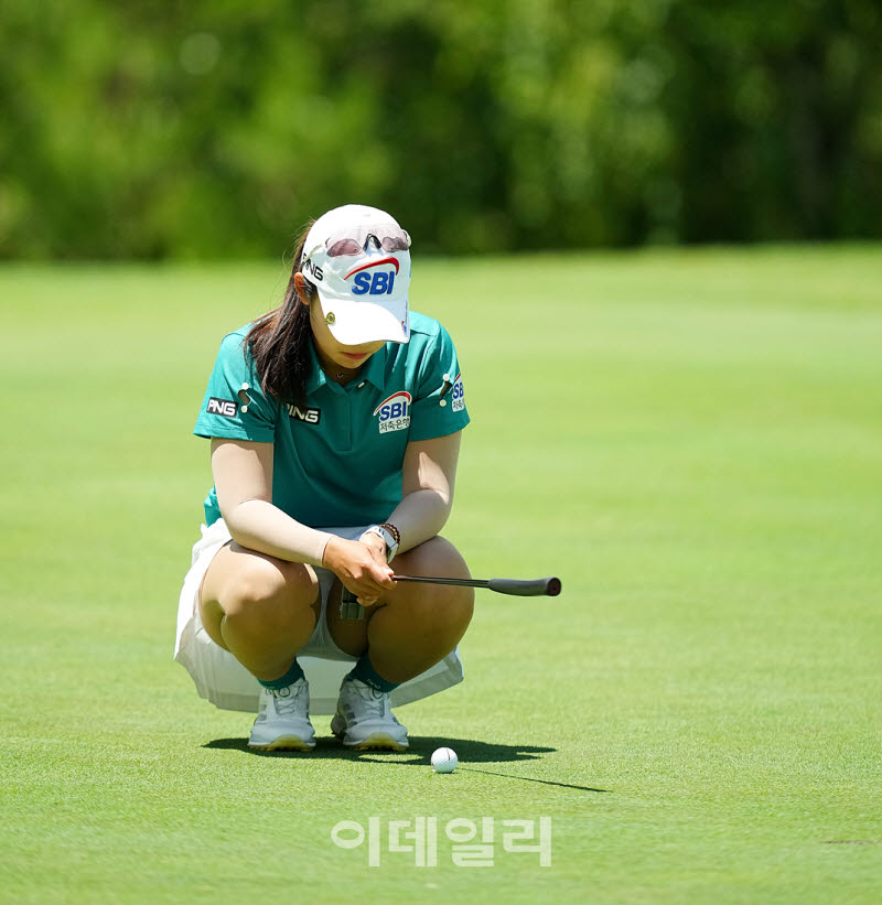 [포토]김지윤,버디 위해 라인을 본다