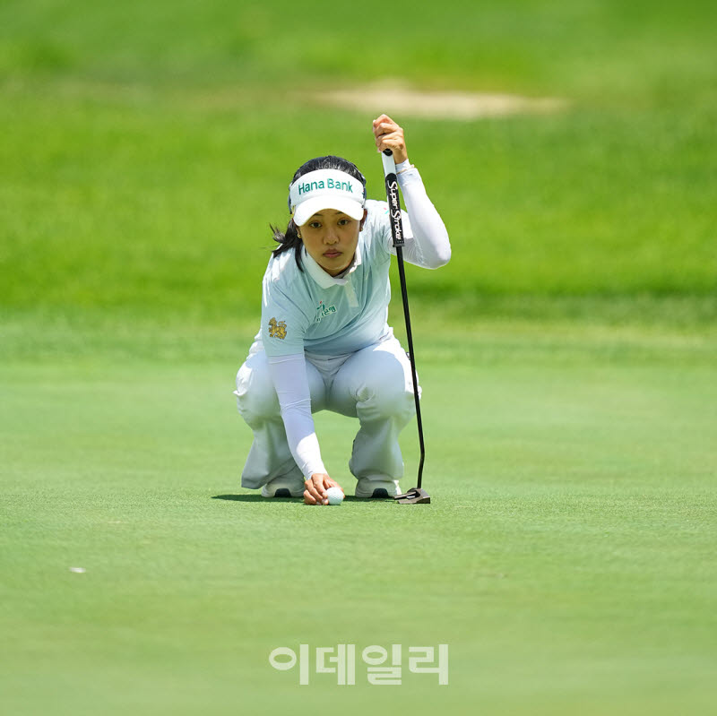 [포토]짜라위 분짠,첫 홀 버디를 노려본다