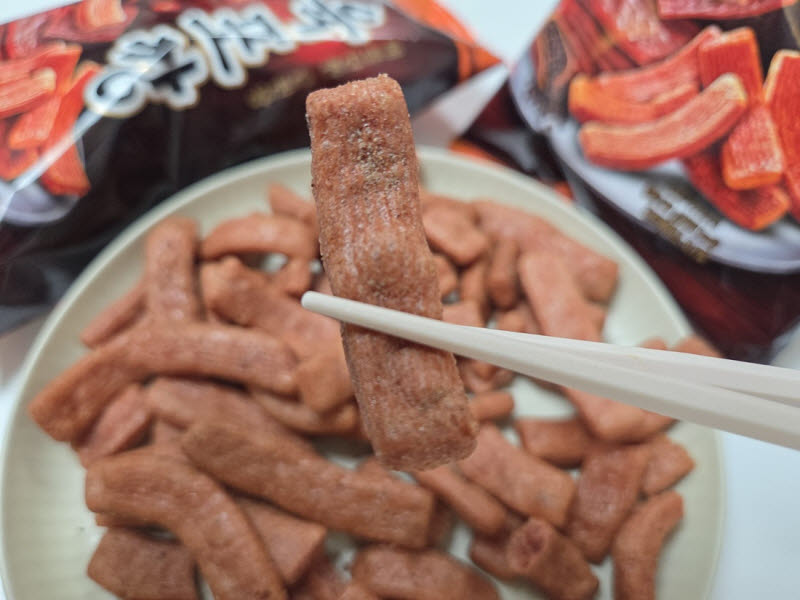 육포 0.1%라도 입은 속았다…농심 '육포깡', 먹태깡 넘어설까[먹어보고서]