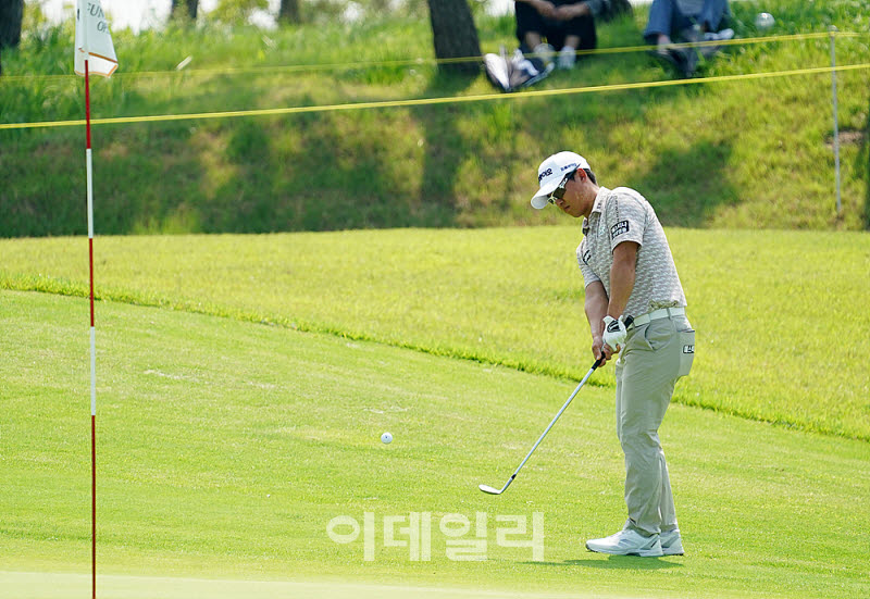 [포토] 임채욱, 날카로운 칩핑