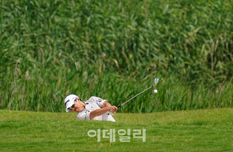 [포토] 임채욱, 페어웨이 벙커 탈출