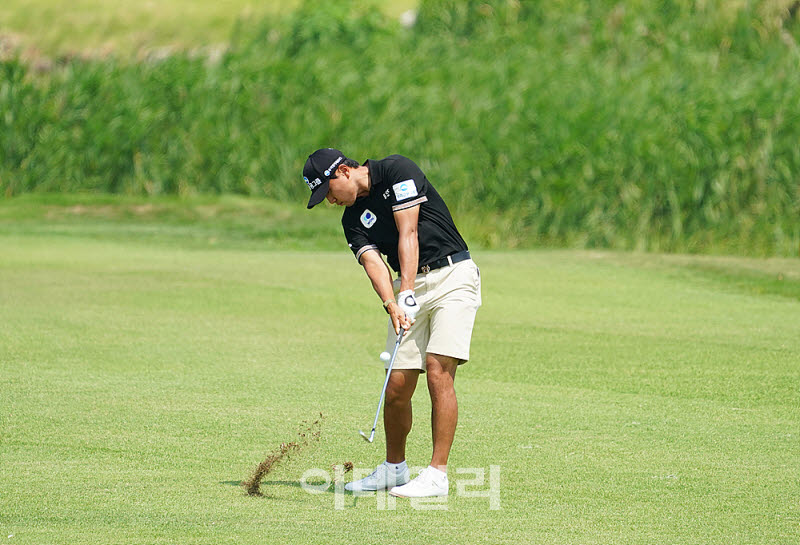[포토] 조우영, 정교한 컨택으로 날린다