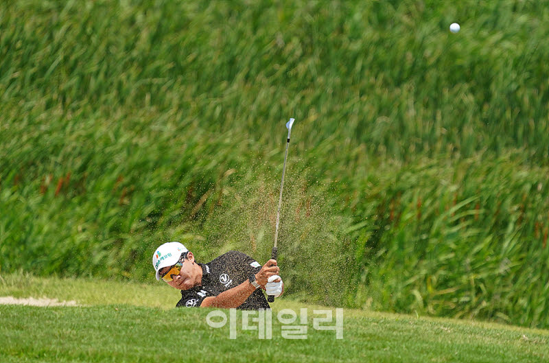 [포토] 김홍택, 페어웨이 벙커 탈출