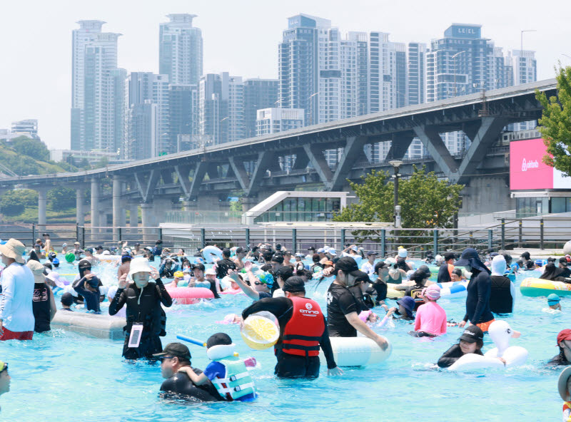 [포토]불볕더위에 한가야외수영장 인파로 북적