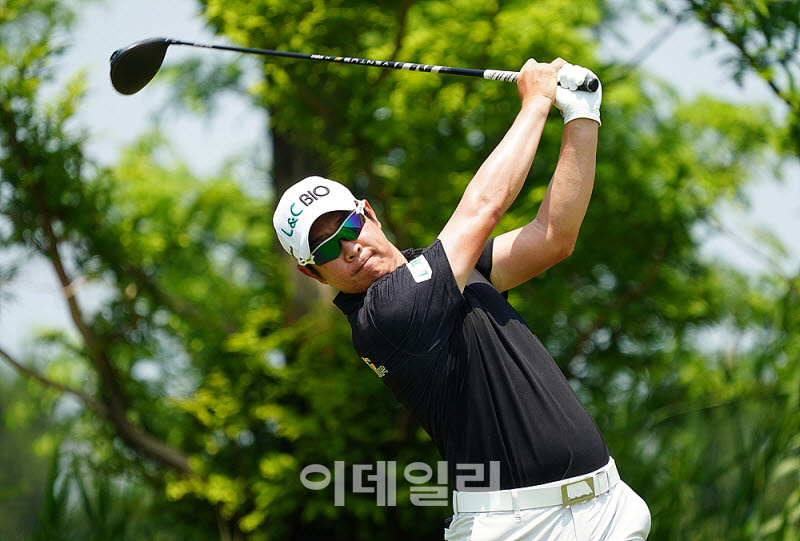 [포토] 김민준, 호쾌한 샷으로 역전 우승에 도전