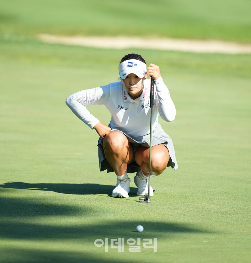 [포토]김민솔,연장전 승리의 버디 퍼트를 남기고