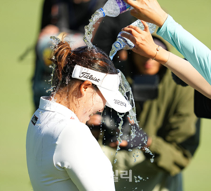 [포토]김민솔,시원한 축하 물세례