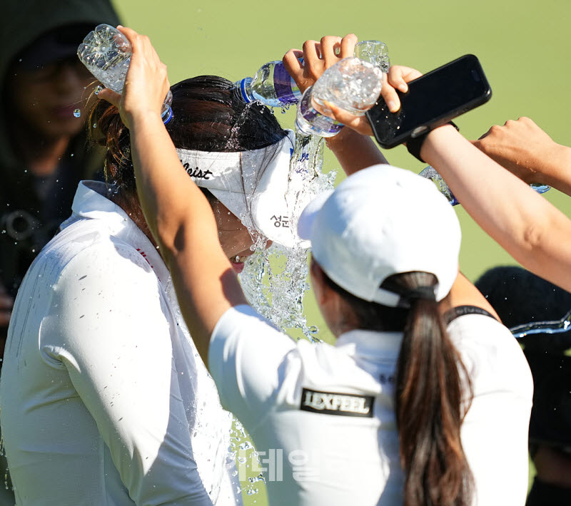 [포토]김민솔,동료들의 축하 물세례