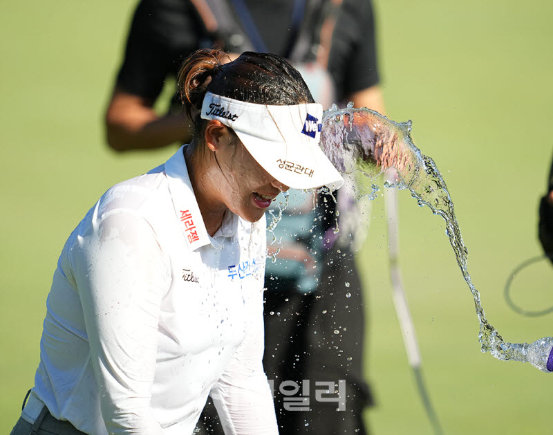 [포토]김민솔,폭포수 축하 물세례