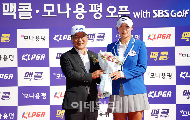 [포토]김민솔,우승 꽃다발 이뻐요