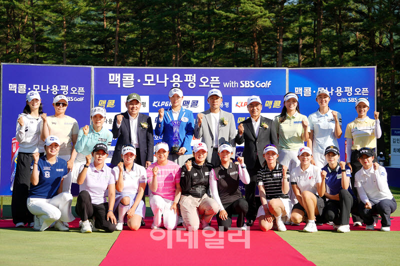 [포토]김민솔,우승의 기쁨을 동료들과 함께
