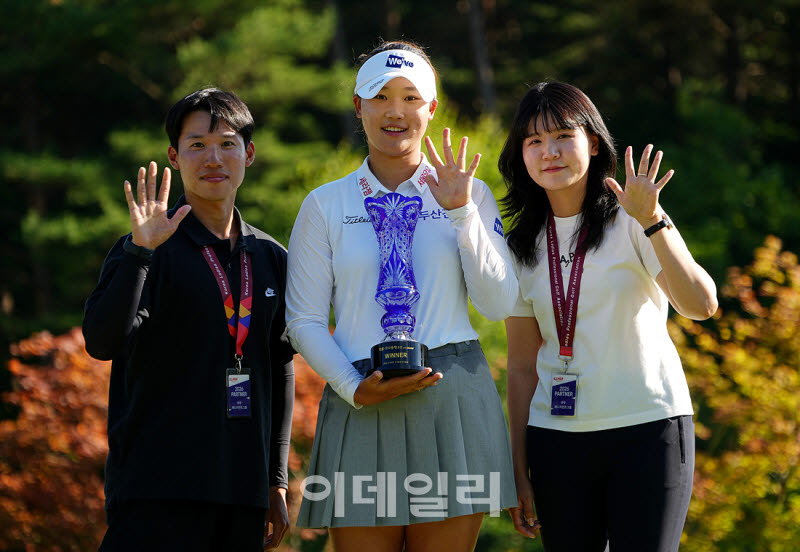 [포토]김민솔,메니지먼트사 식구들과 함께