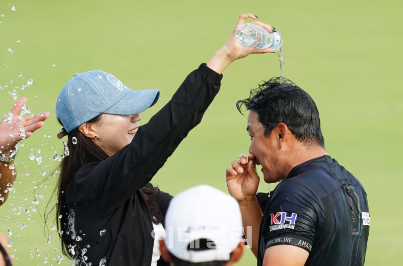 [포토] 정한밀, 아내의 축하 세례