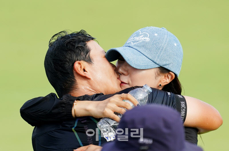 [포토] 정한밀, 아내와 기쁨의 키스