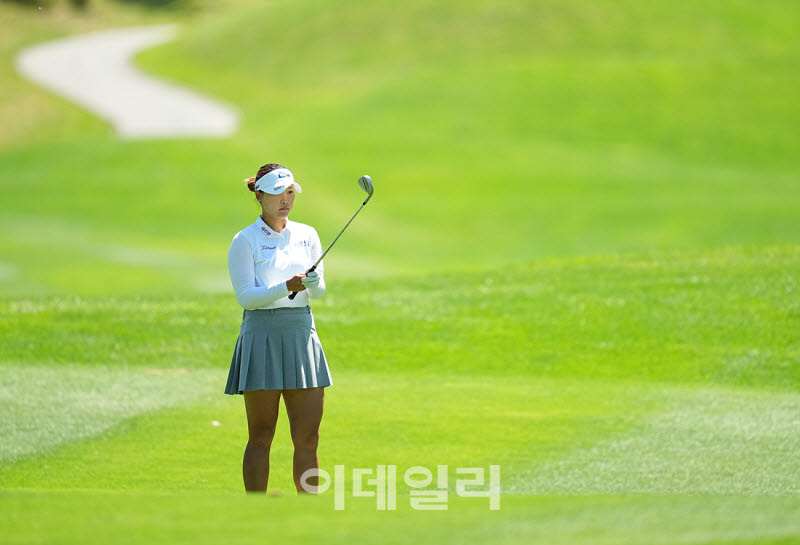 [포토]김민솔,신중한 첫 아이언샷