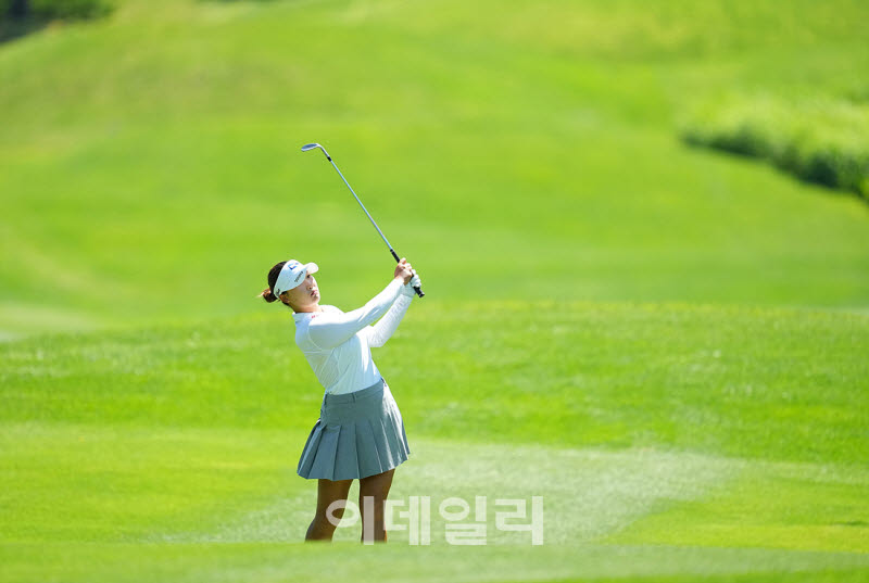 [포토]김민솔,핀 앞에 붙여 첫 버디를 노리자