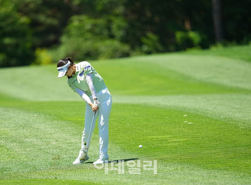 [포토]한진선,낮은 타구로 공략한다