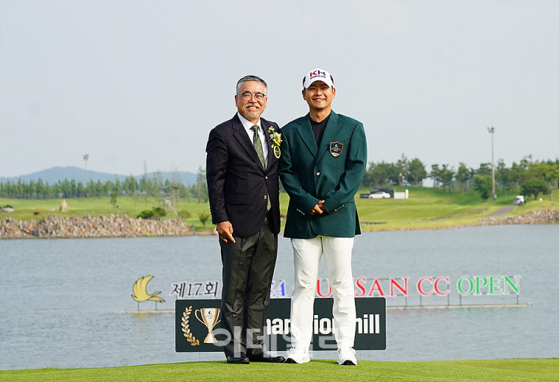 [포토] 정한밀, KPGA 김원섭 회장으로부터 우승자켓