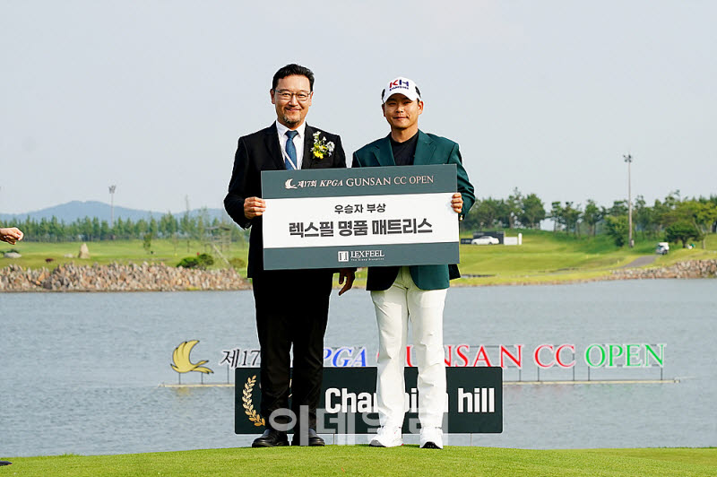 [포토] 정한밀, 군산CC 김강호 대표이사로부터 우승 부상까지