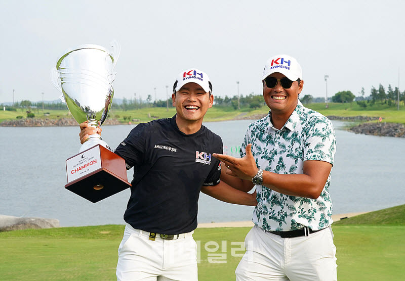 [포토] 정한밀, 끝까지 남아 축하해주는 황경식 캐디와 함께