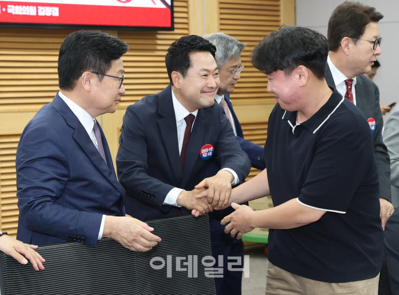 [포토]청년들과 인사하는 장동혁 대표