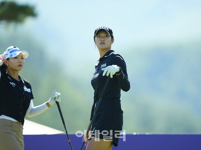 [포토]김민별,타구 방향 확인한다