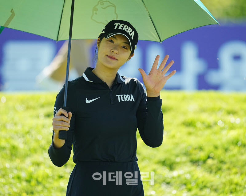 [포토]김민별,미소 손인사로 출발하는 최종일
