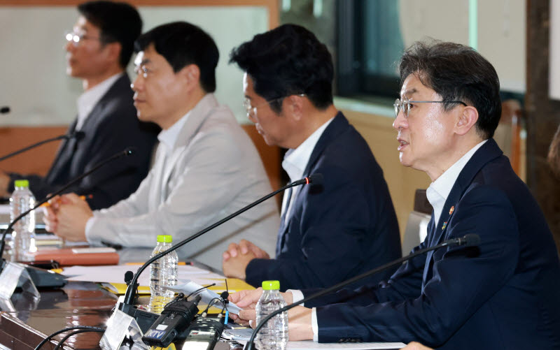 [포토]금융소비자보호 정책평가위 출범 회의에서 발언하는 이억원 금융위원장