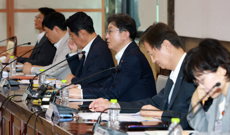 [포토]이억원 금융위원장, 금융소비자보호 정책평가위 출범 회의 주재