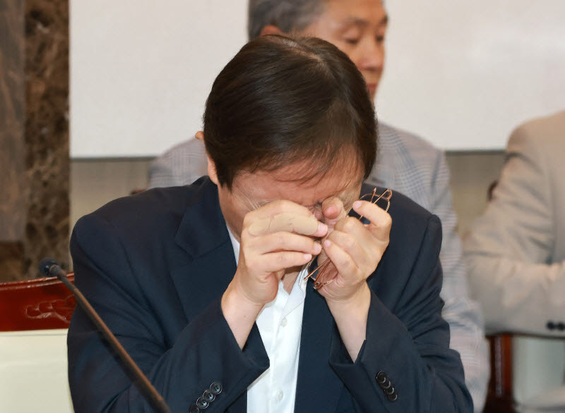 [포토]피곤한 이찬진 금융감독위원장