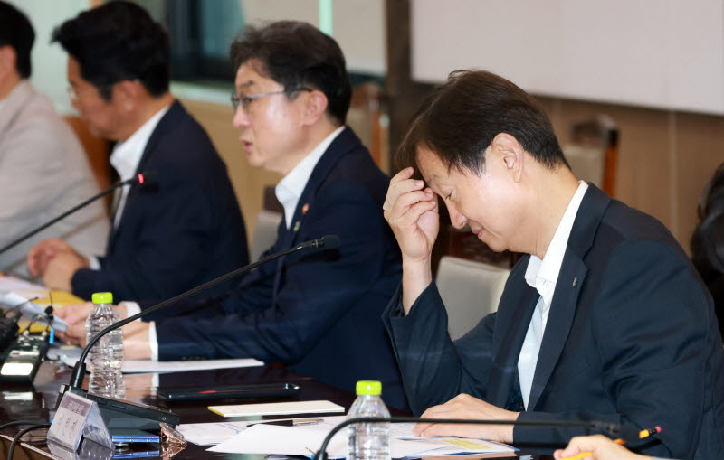 [포토]이억원 금융위원장 발언 경청하는 이찬진 금융감독원장