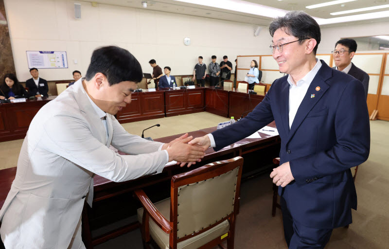 [포토]참석자들과 인사 나누는 이억원 금융위원장
